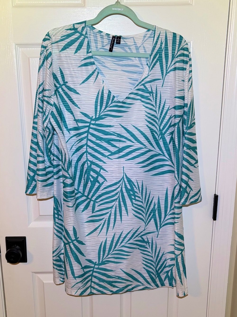 Portocruz V-neck Tunic Top with High Side Slit in Teal Palm Print. Size XL